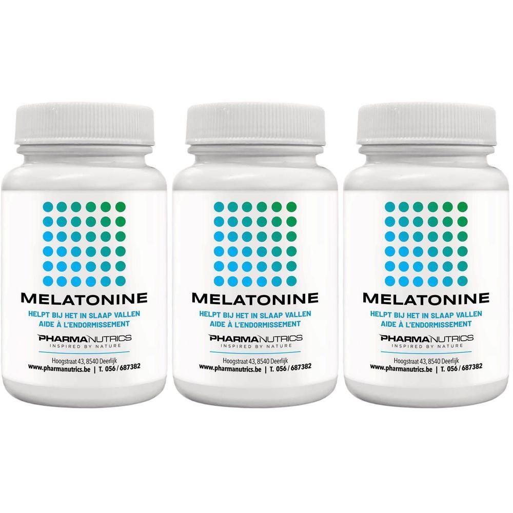 Trois flacons blancs de compléments alimentaires Mélatonine de Pharmanutrics.