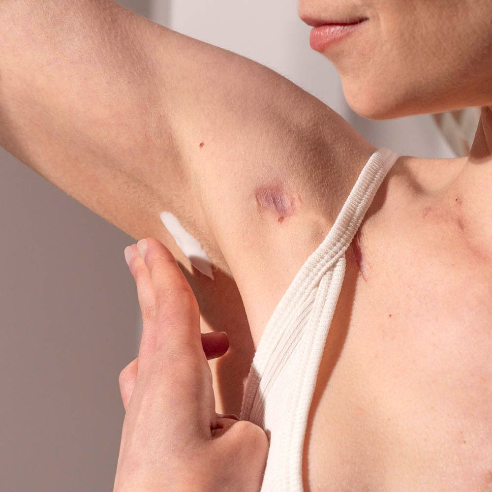 Een hand brengt MÊME Deodorant Crème aan op een oksel.