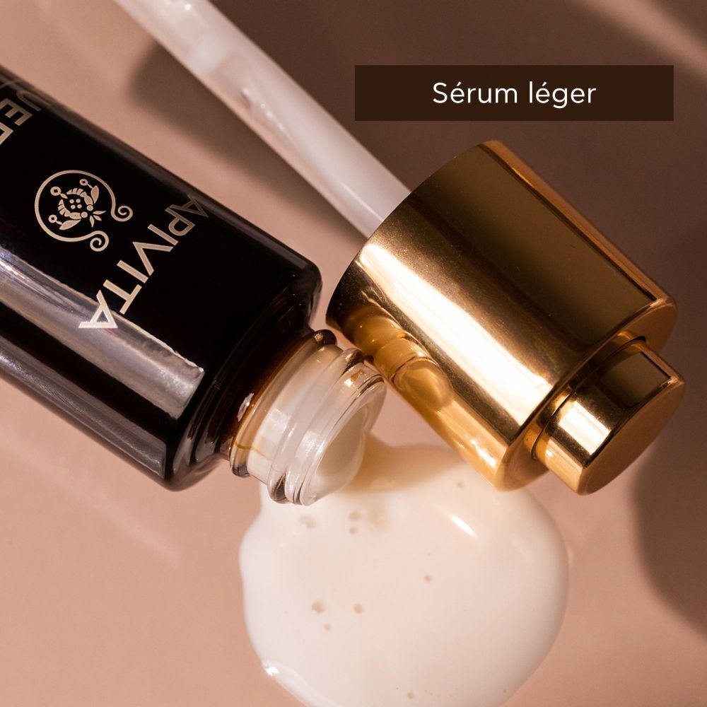 Gros plan du sérum Apivita Queen Bee avec pipette et sérum.