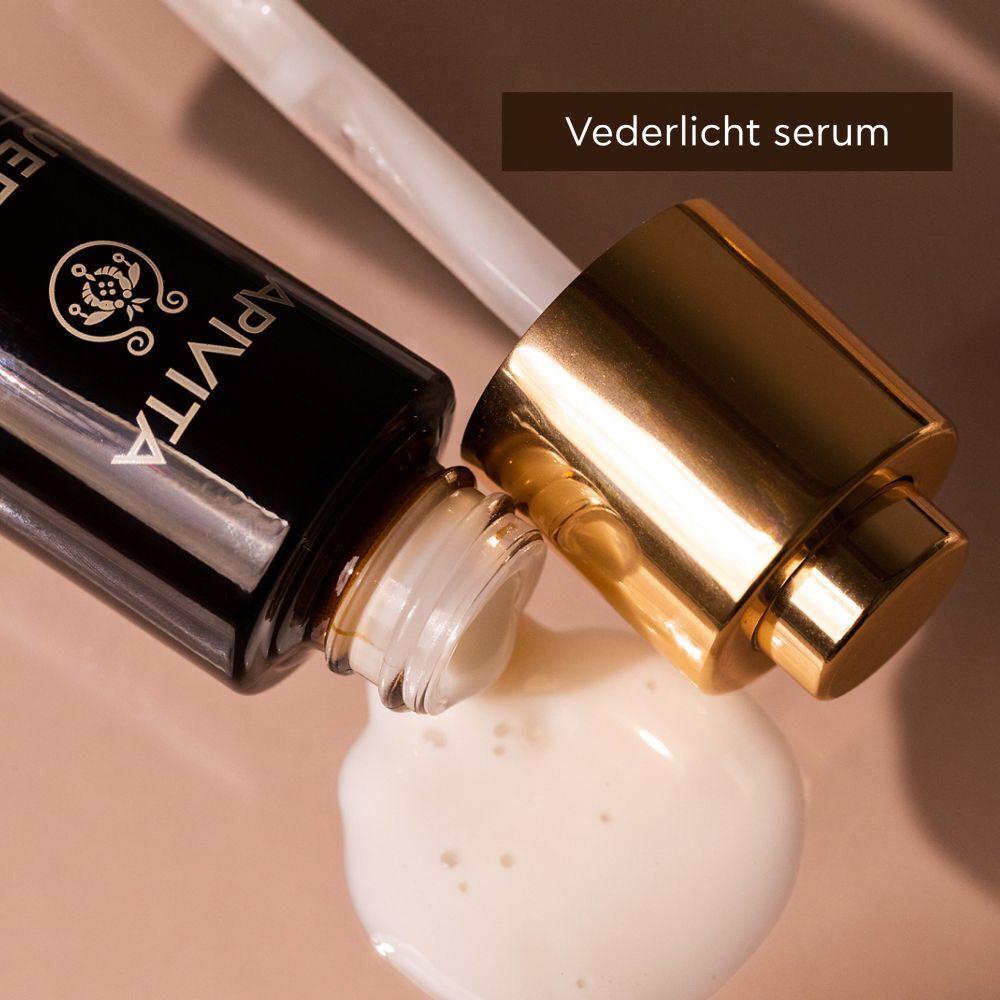Close-up van Apivita Queen Bee serum met pipet en serum.
