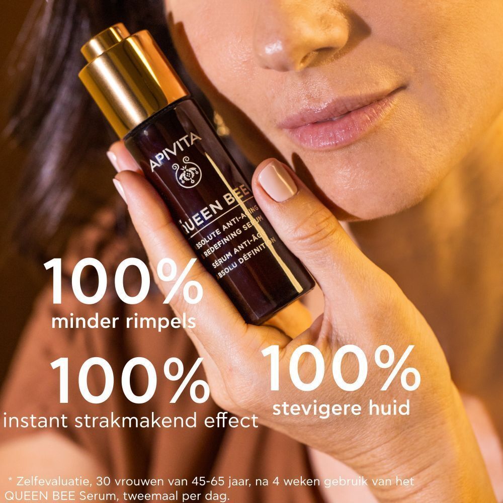 Vrouw houdt Apivita Queen Bee serum vast, toont anti-aging resultaten.