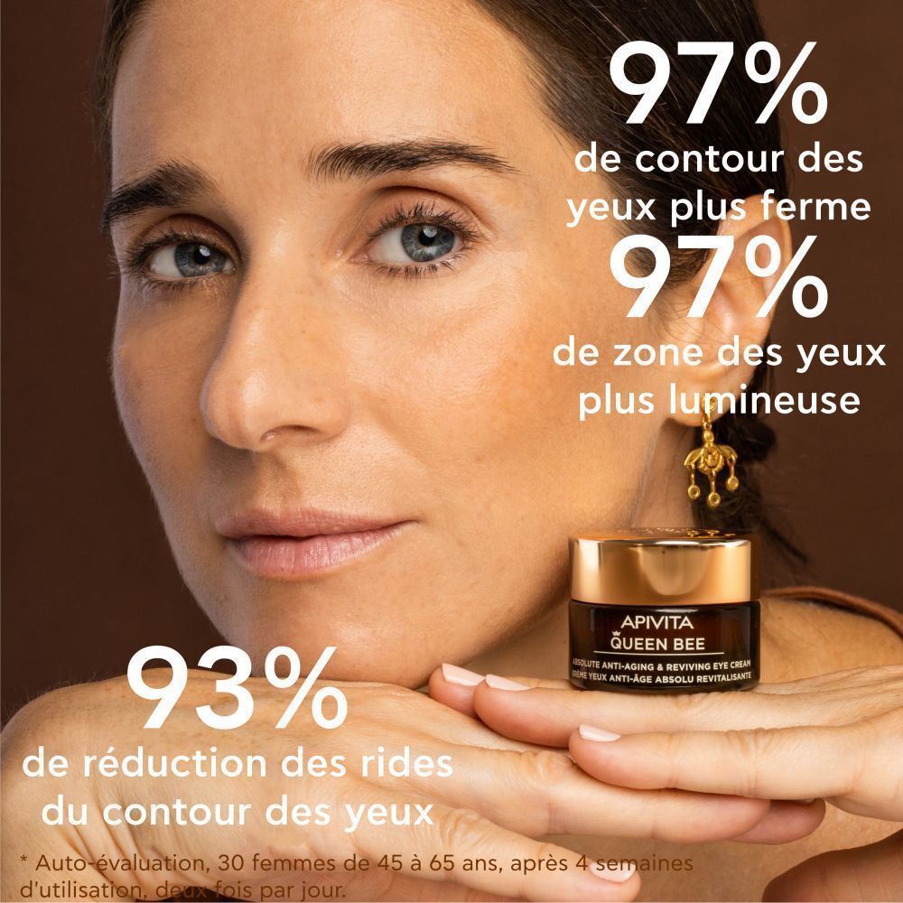 Femme avec crème contour des yeux Apivita Queen Bee : 97% contour des yeux plus ferme, 93% rides réduites.