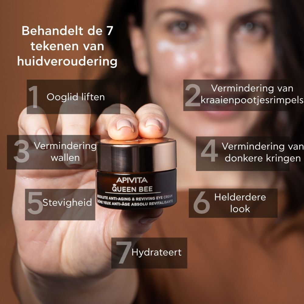 Vrouw met Apivita Queen Bee oogcrème. Behandelt 7 tekenen van huidveroudering.