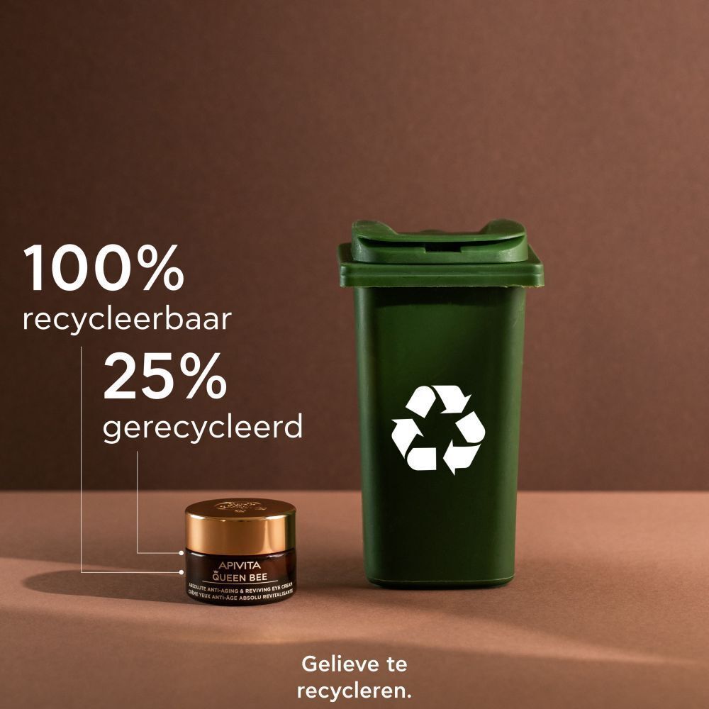 Apivita Queen Bee oogcrème naast een afvalbak voor recycling. 100% recyclebaar.