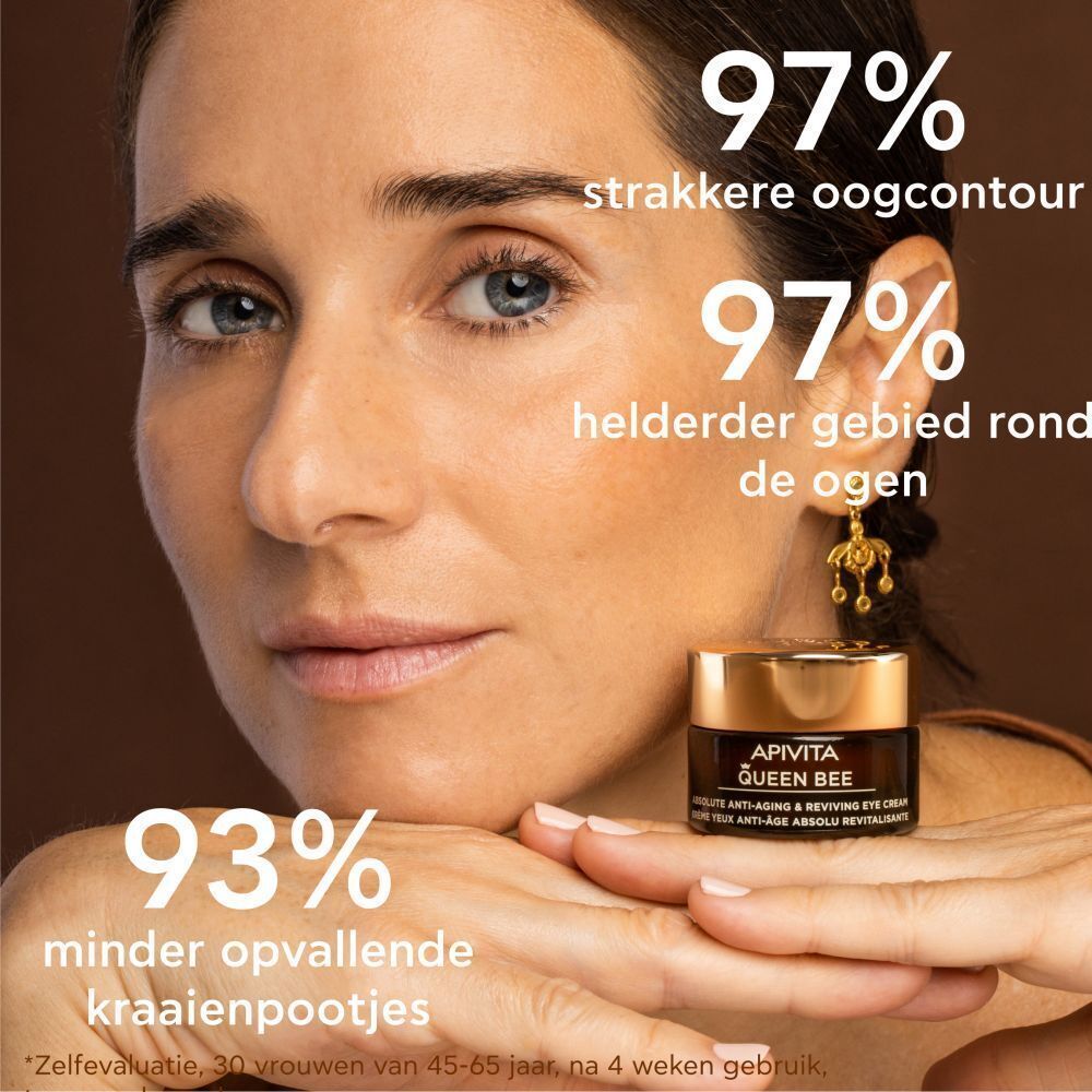 Vrouw met Apivita Queen Bee oogcrème. 97% strakkere oogcontour, 93% minder rimpels.
