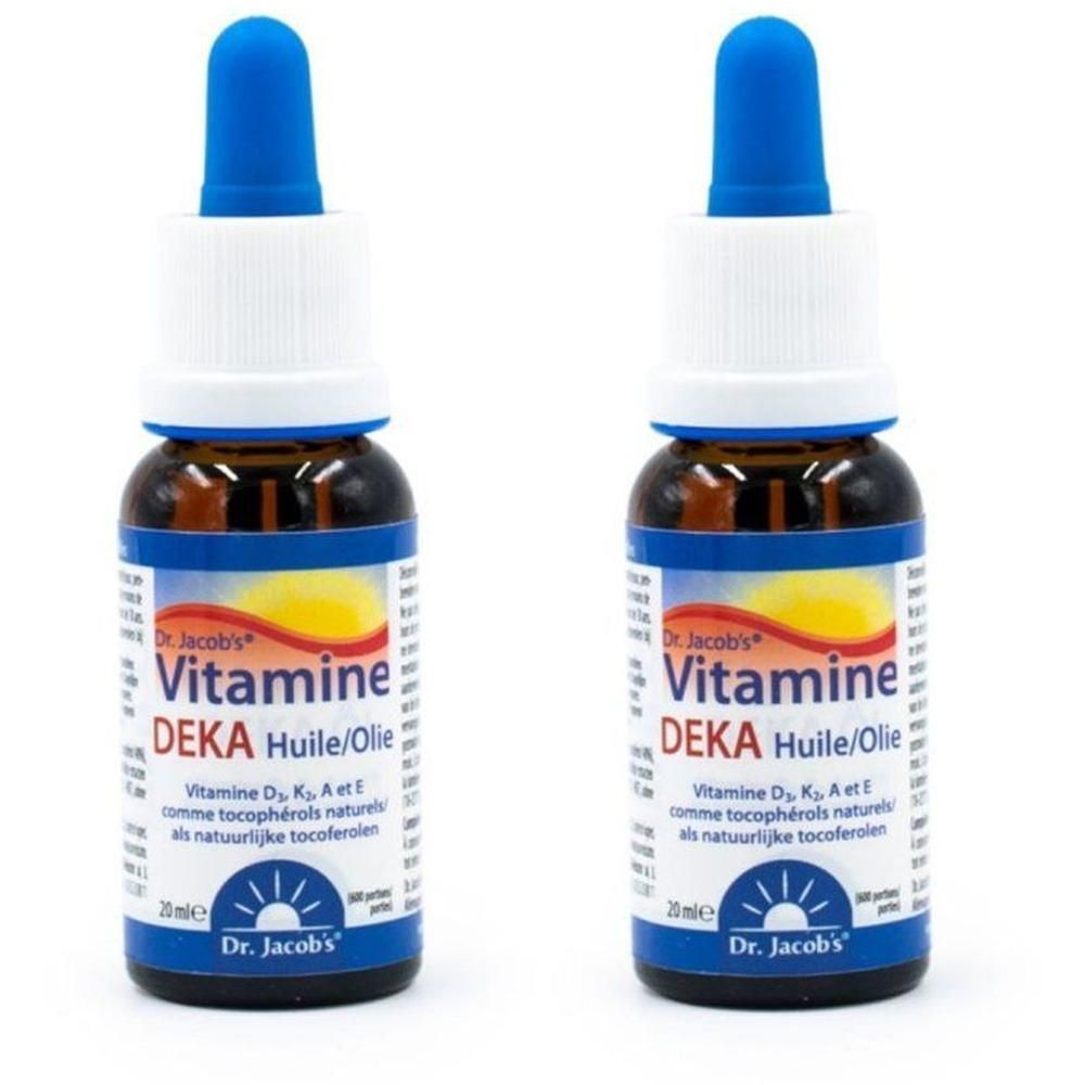 Twee flesjes Dr. Jacob's Vitamine DEKA olie met druppelaars. Bruine glazen flesjes met blauwe druppelaardoppen.