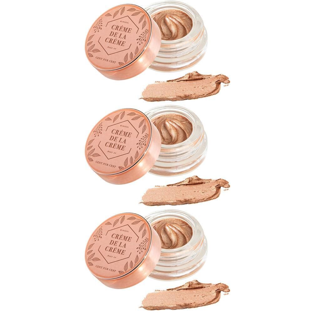 Crème in een glazen pot met roségouden deksel. Een veeg crème is ernaast aangebracht.
