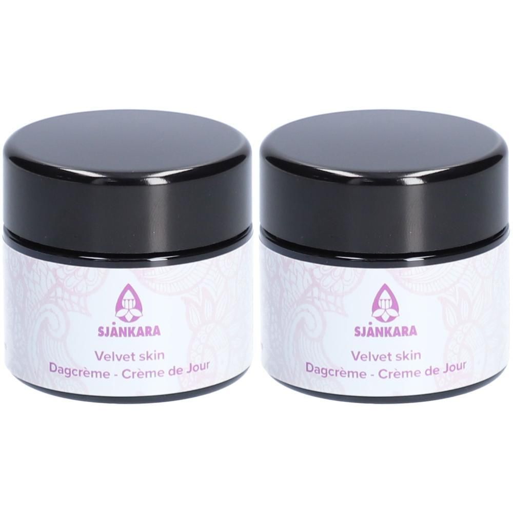 Twee Sjankara Velvet Skin Dagcrème potjes met zwarte deksels en bloemenpatroon.