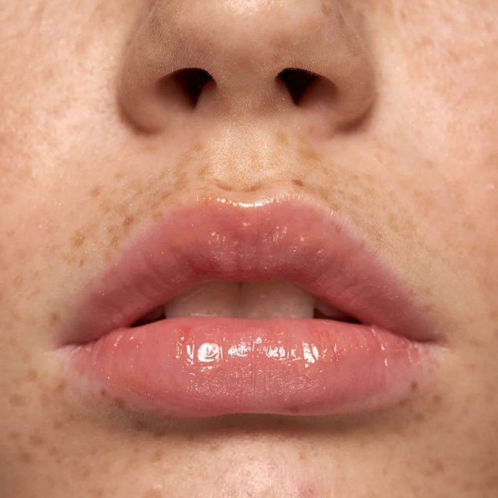 Close-up van lippen met heldere, glanzende lipgloss.