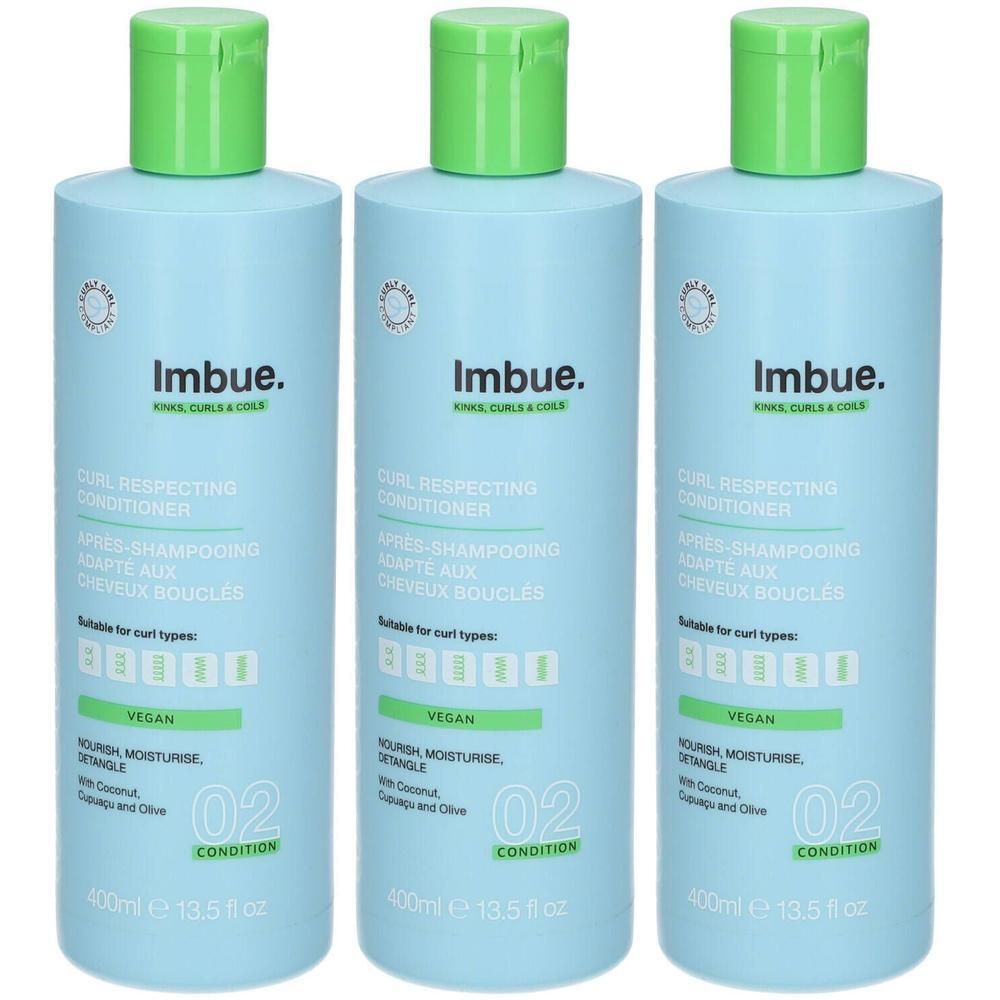 Trois bouteilles bleu clair de Imbue Curl Respecting Conditioner avec bouchons verts. Chaque bouteille indique 'VEGAN' et '02 CONDITION'.
