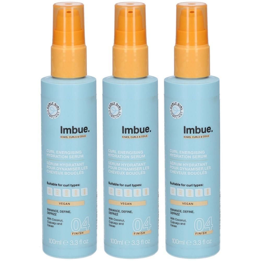 Trois flacons de sérum hydratant énergisant pour boucles Imbue avec pompes. Flacons bleu clair avec bouchons orange.