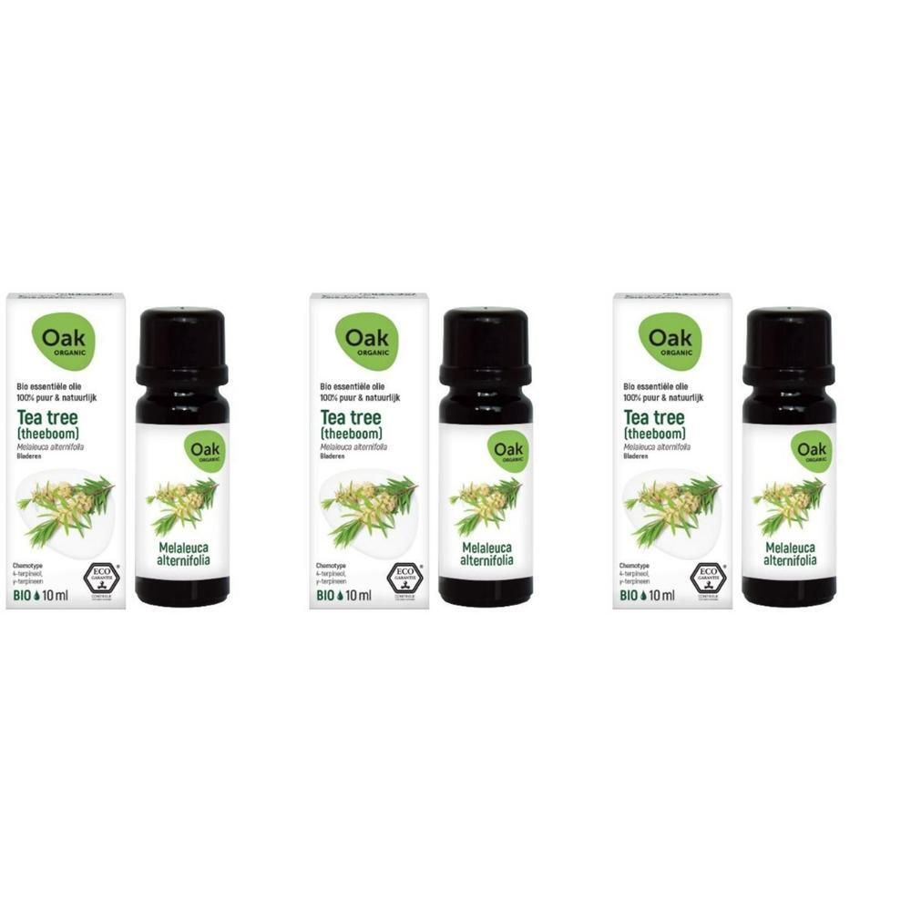 Drie flesjes Oak Tea Tree biologische etherische olie. Donkere glazen flesjes met witte etiketten en zwarte dopjes.