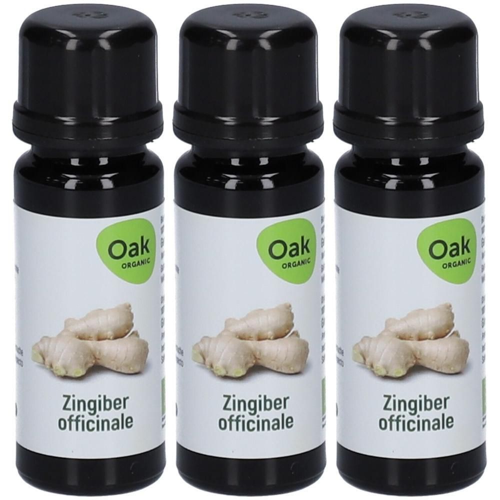 Drie flessen Oak Organic Gemberolie. Elke fles toont een afbeelding van gemberwortels en de tekst "Zingiber officinale".