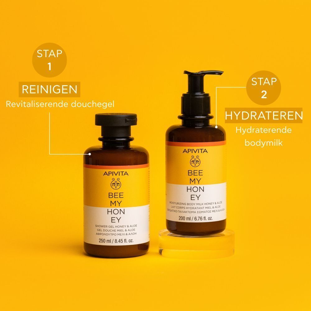 Douchegel en pompflesje bodylotion naast elkaar.