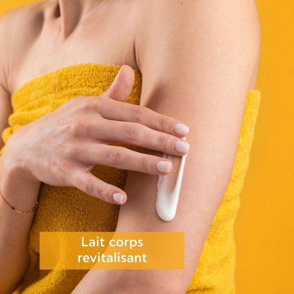 Main appliquant du lait corporel sur le bras.