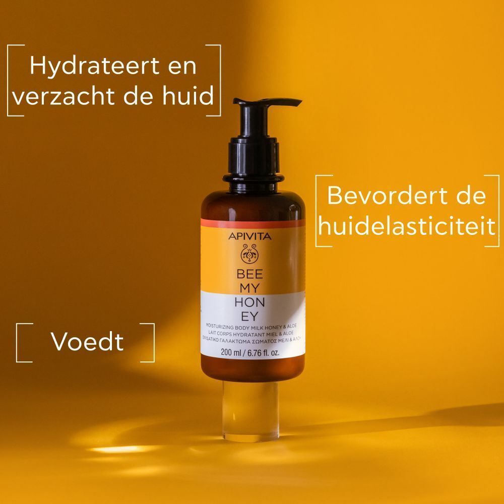 Apivita Bee My Honey Body Milk op een standaard, met tekst over huidverzorging.