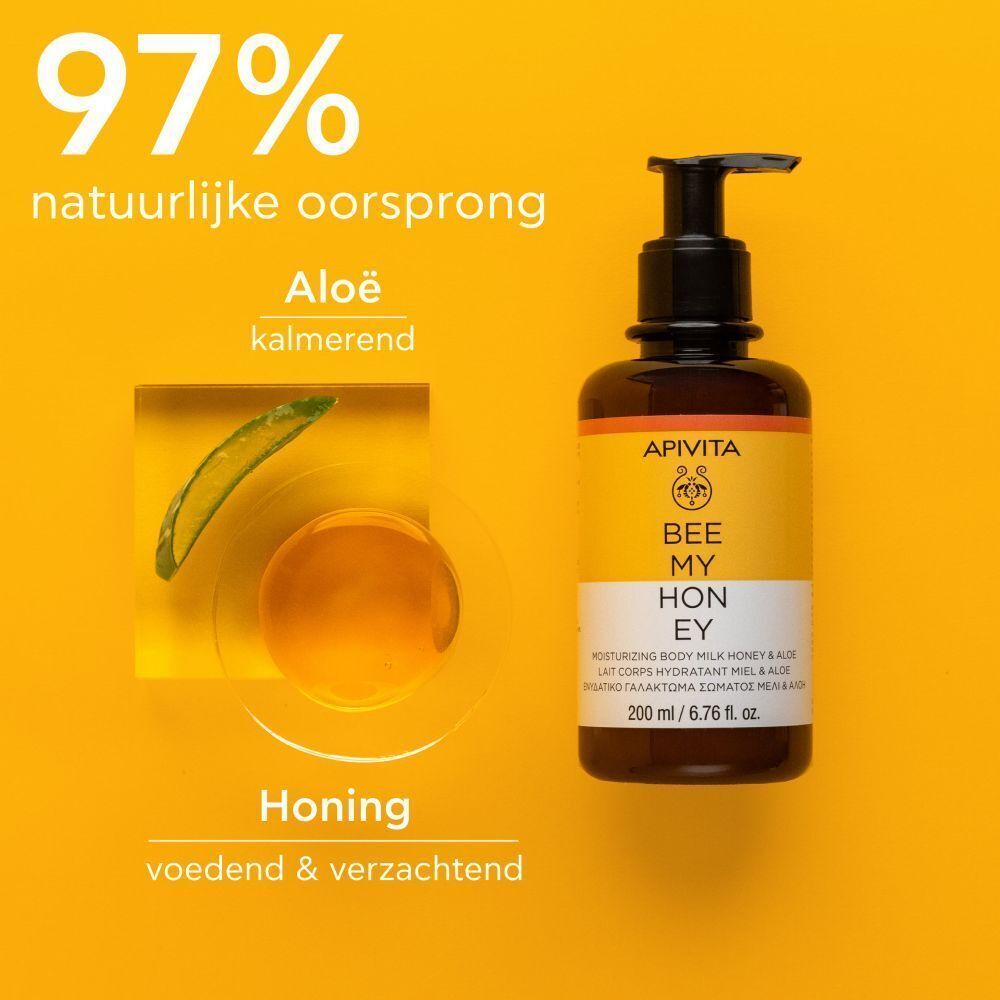 Apivita Bee My Honey Body Milk naast aloë en honing, met tekst over natuurlijke ingrediënten.