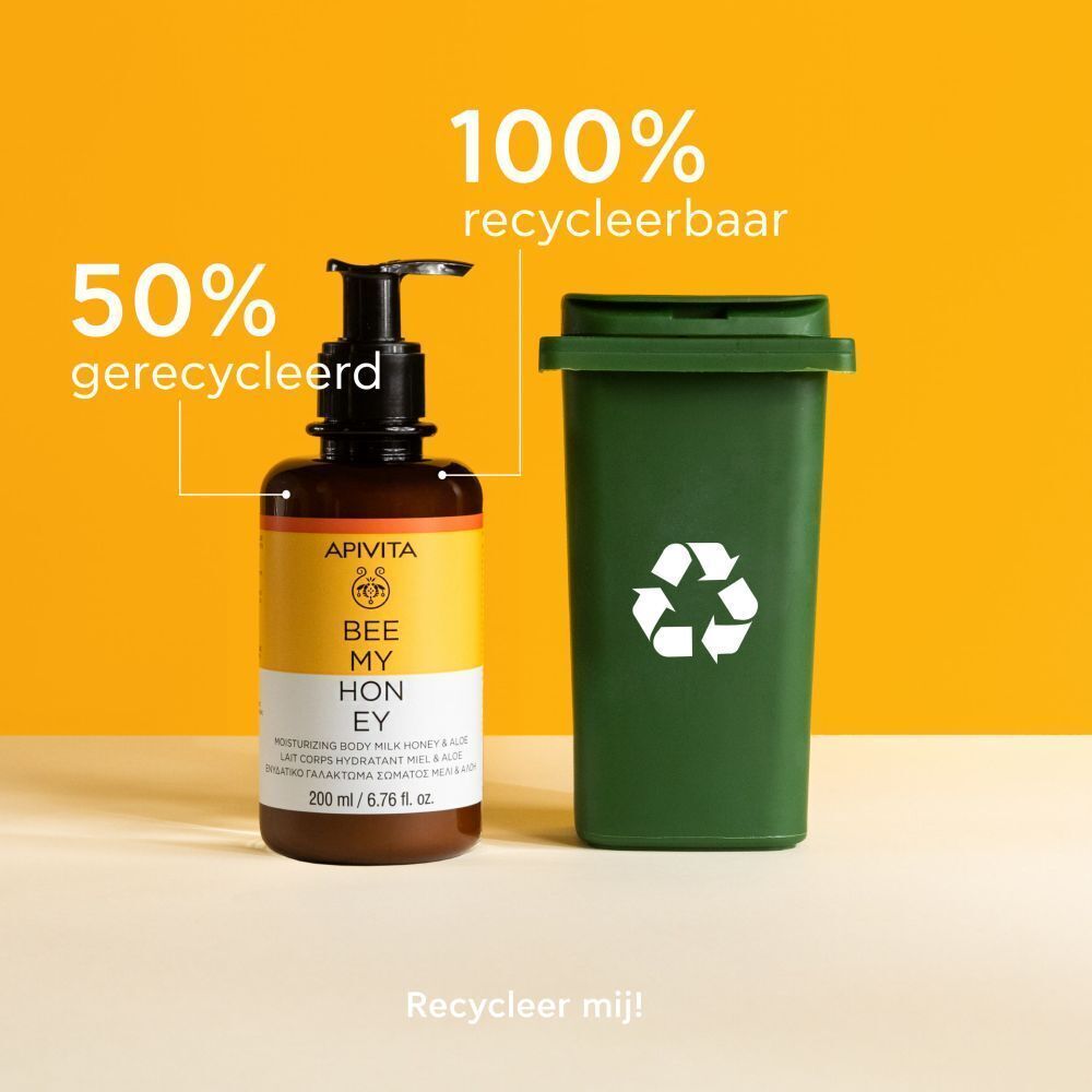 Apivita Bee My Honey Body Milk naast een afvalbak, met tekst over recyclebaarheid.