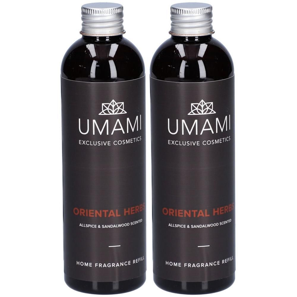 Twee flessen Umami Oriental Herbs Home Fragrance Refill met zilveren doppen. Donkere vloeistof, etiketten met wit logo en tekst.
