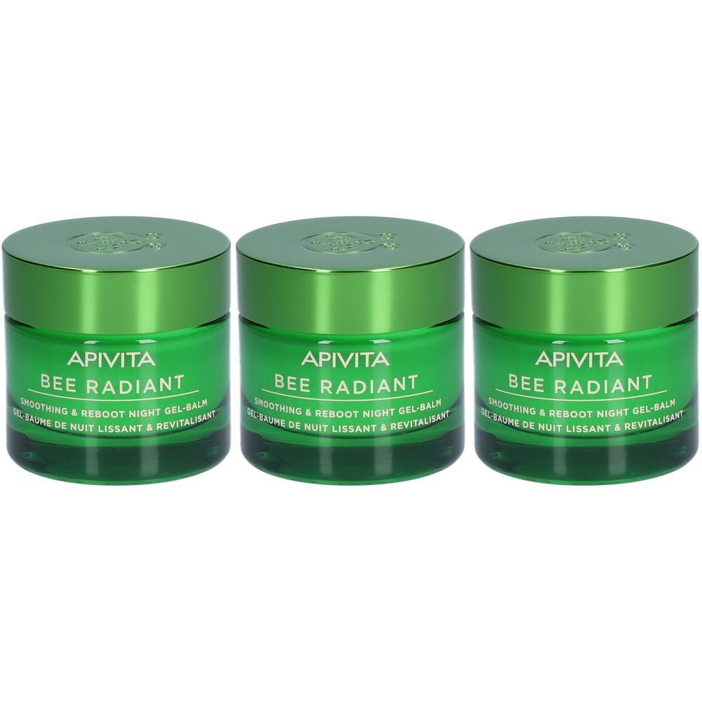 Drie groene potjes APIVITA Bee Radiant Smoothing & Reboot Night Gel-Balm. De deksel toont een logo.