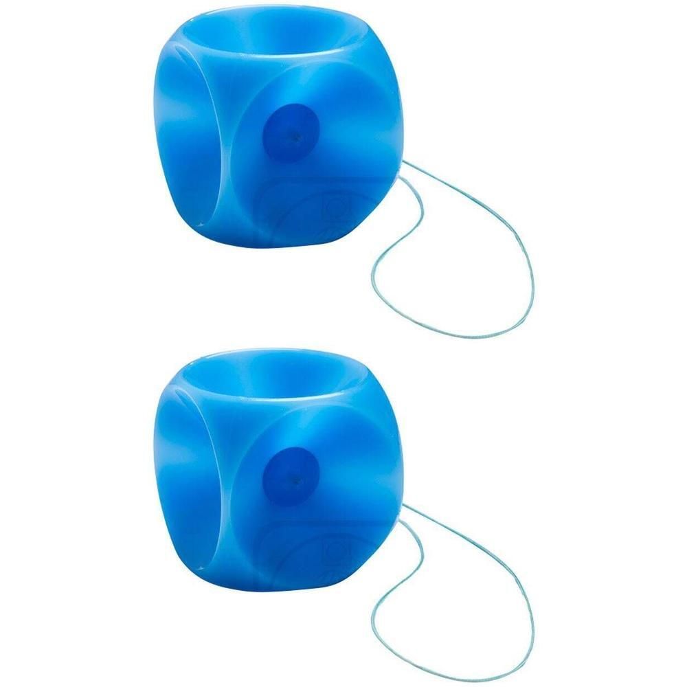 Deux pessaires en forme de cube bleu avec cordon. Chaque pessaire a une dépression circulaire.