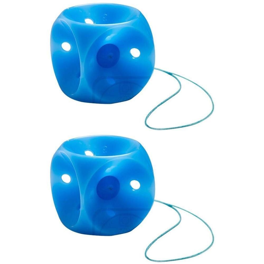 Deux pessaires en forme de cube, bleus, avec cordon.