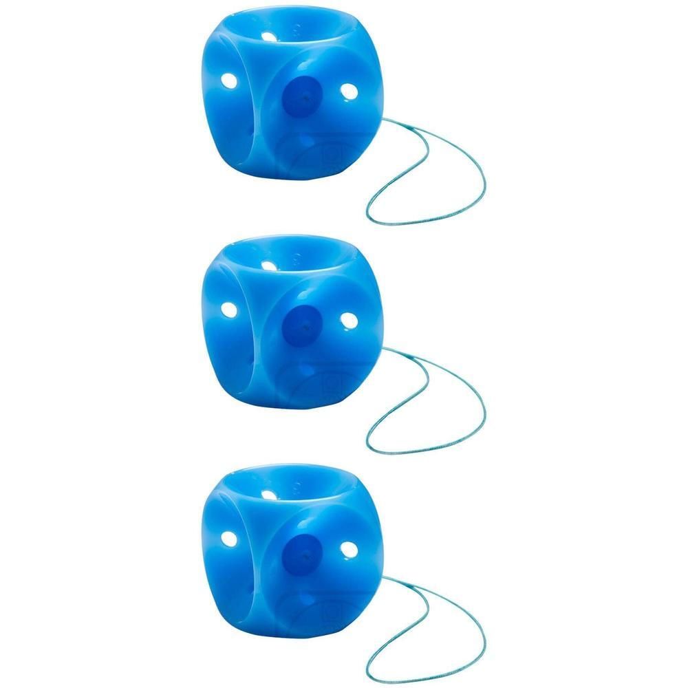 Drie blauwe kubusvormige pessaria met koord. Elke zijde heeft twee witte stippen.