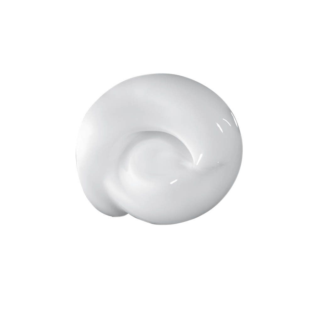 Une noisette de crème blanche à la texture en spirale.
