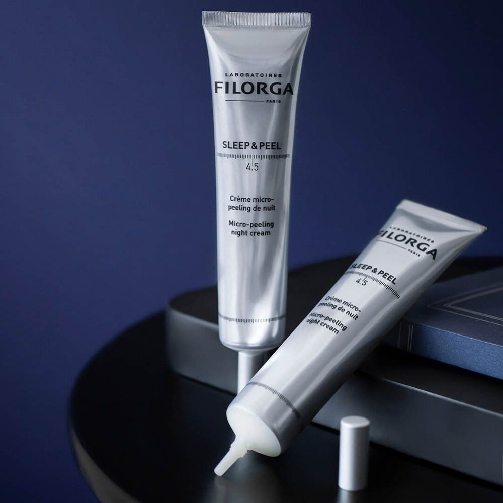 Deux tubes de crème de nuit micro-peeling Filorga SLEEP & PEEL 4.5 sur une table.