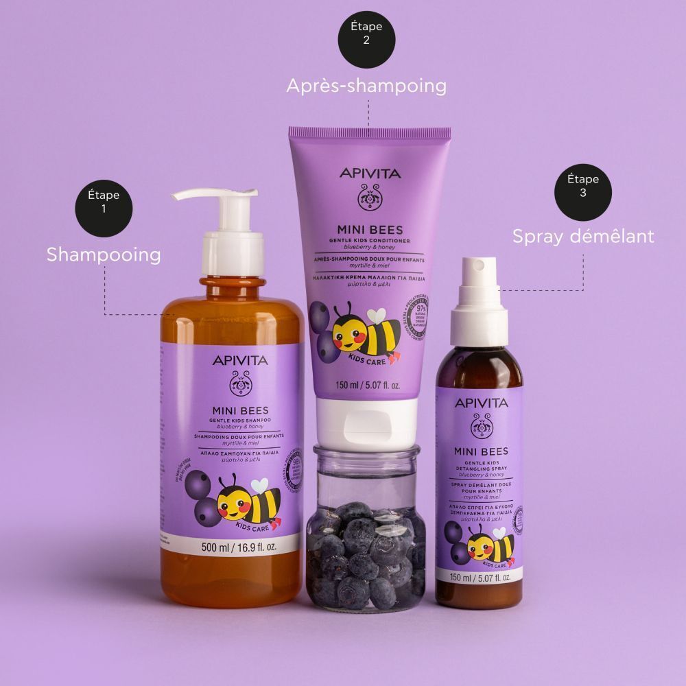 Trois produits Apivita Mini Bees : Shampooing, Après-shampoing et Spray démêlant, avec myrtilles et design abeille.