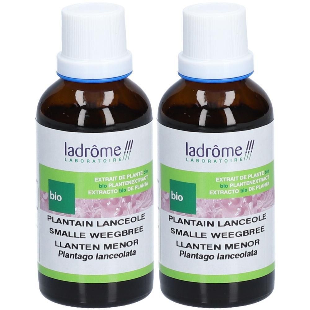 Twee flesjes Ladrôme Smalle Weegbree bio plantenextract. Bruine glazen flesjes met witte doppen.