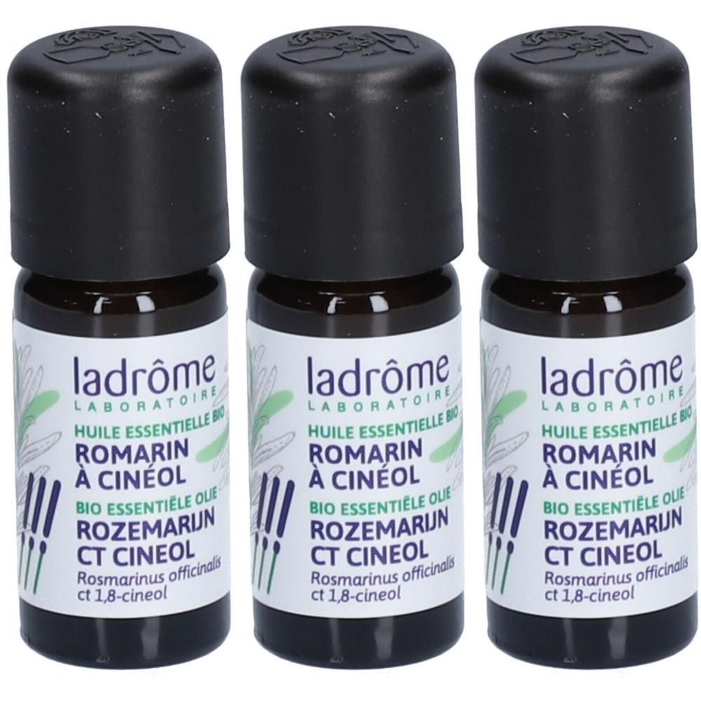 Drie flesjes Ladrôme Rozemarijn etherische olie ct 1,8-cineool. Donkerbruine glazen flesjes met zwarte dopjes.