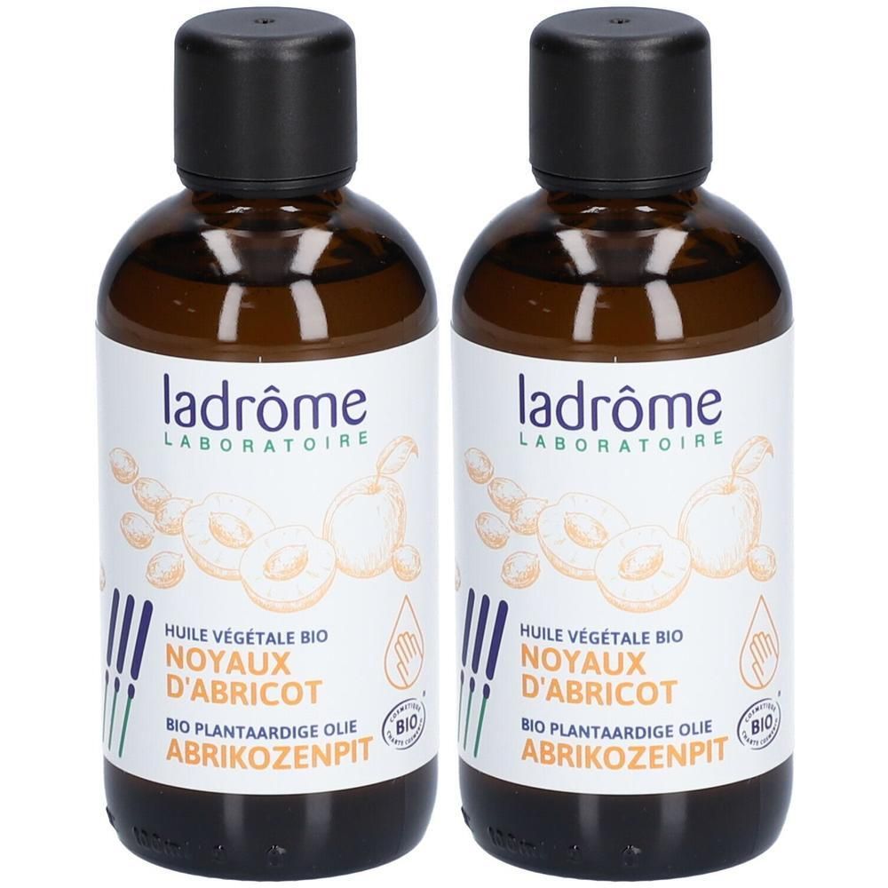 Deux flacons d'huile végétale bio de noyau d'abricot Ladrôme. Flacons en verre brun avec bouchons noirs et étiquettes blanches.