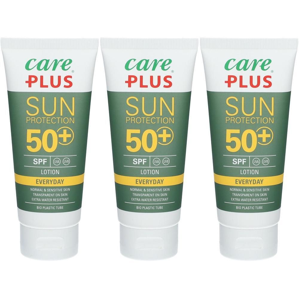 Trois tubes de lotion solaire SPF 50+ de Care Plus. Lotion transparente pour peaux normales et sensibles.