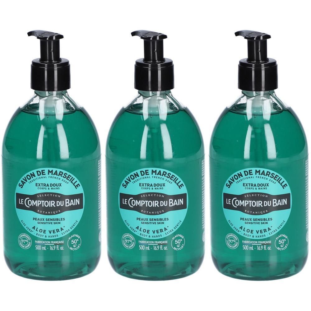 Drie flessen vloeibare zeep met pompdosering. De zeep is groen en de etiketten vermelden "Le Comptoir du Bain" en "Aloe Vera".