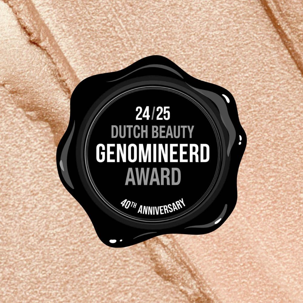 Een zwart zegel met de tekst 'Dutch Beauty Genomineerd Award 40th Anniversary'.
