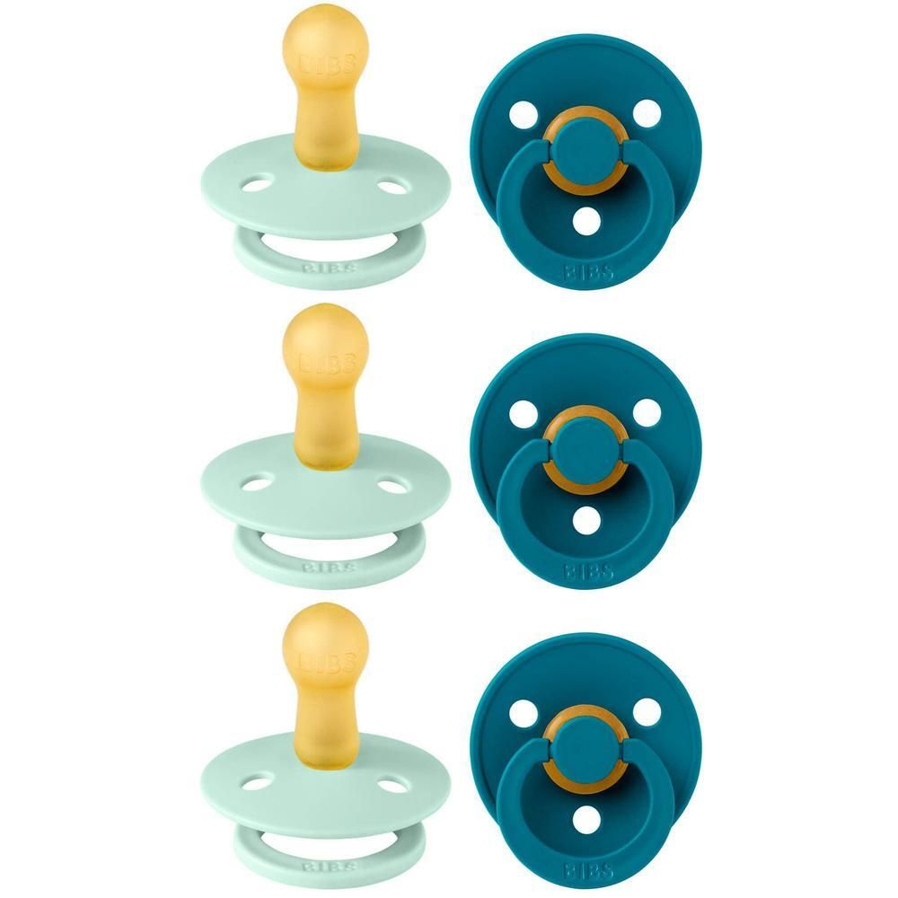 Trois sucettes vert pâle et trois bleu foncé avec tétine imitation bois et anneau doré.