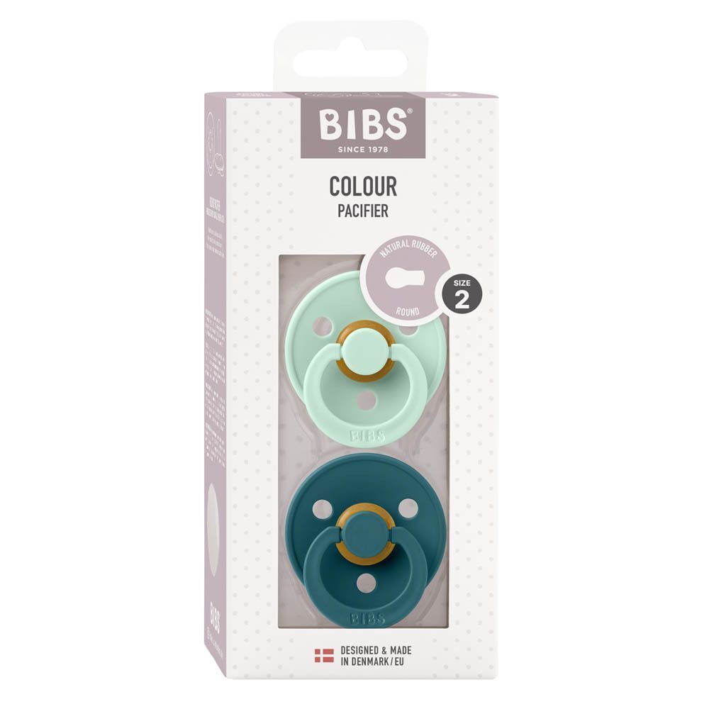 Twee BIBS spenen in mintgroen en donkerblauw, maat 2, in kartonnen verpakking.
