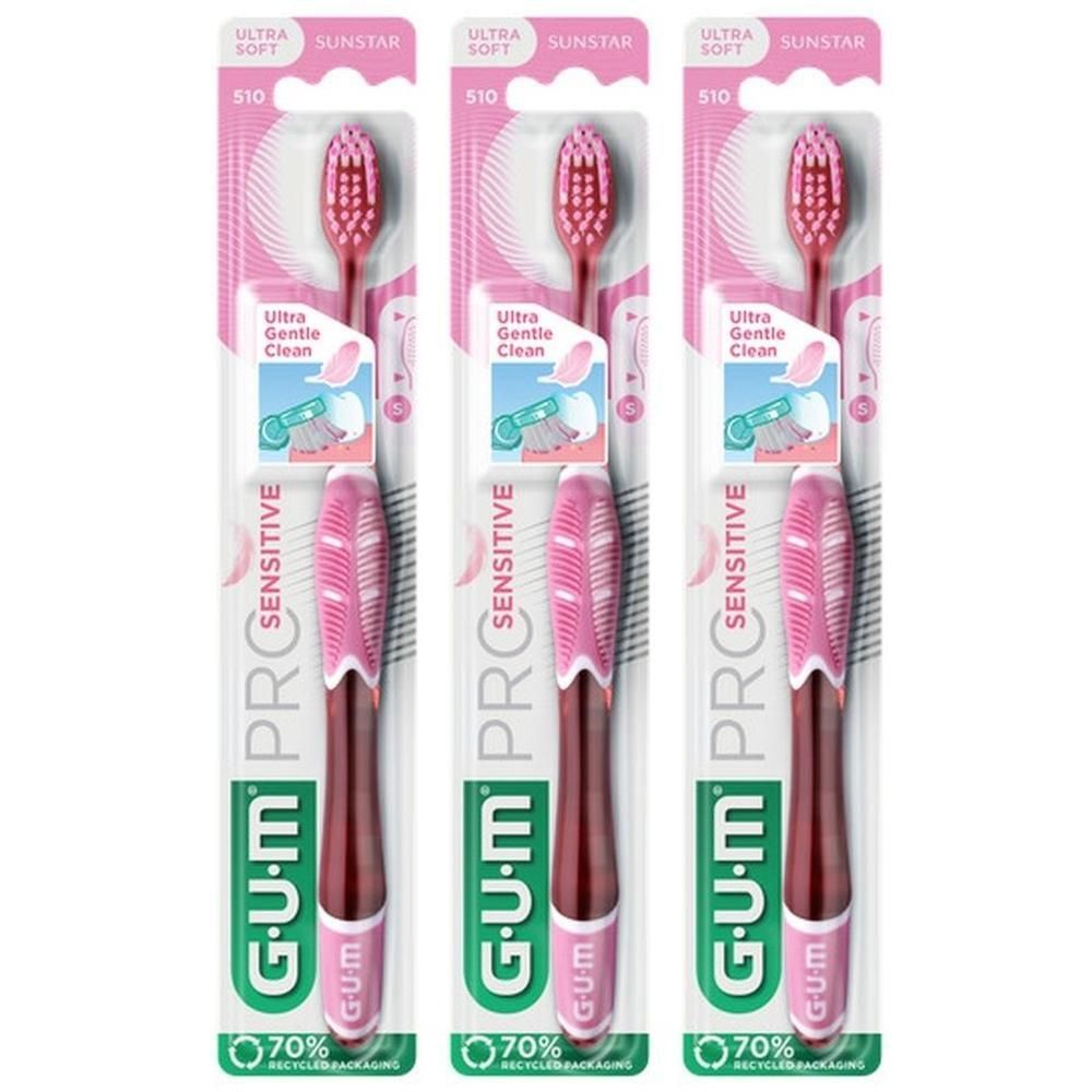 Drie GUM Pro Sensitive tandenborstels in een verpakking.