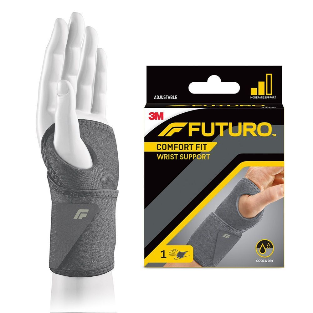 Bandage de poignet Futuro Comfort Fit sur un mannequin, à côté de son emballage.