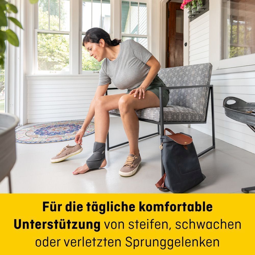 Une femme met une chevilleère FUTURO Comfort Fit.