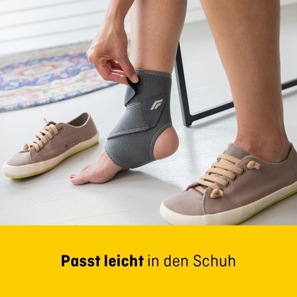 Close-up van een FUTURO Comfort Fit enkelbrace die aan een enkel wordt gedaan.