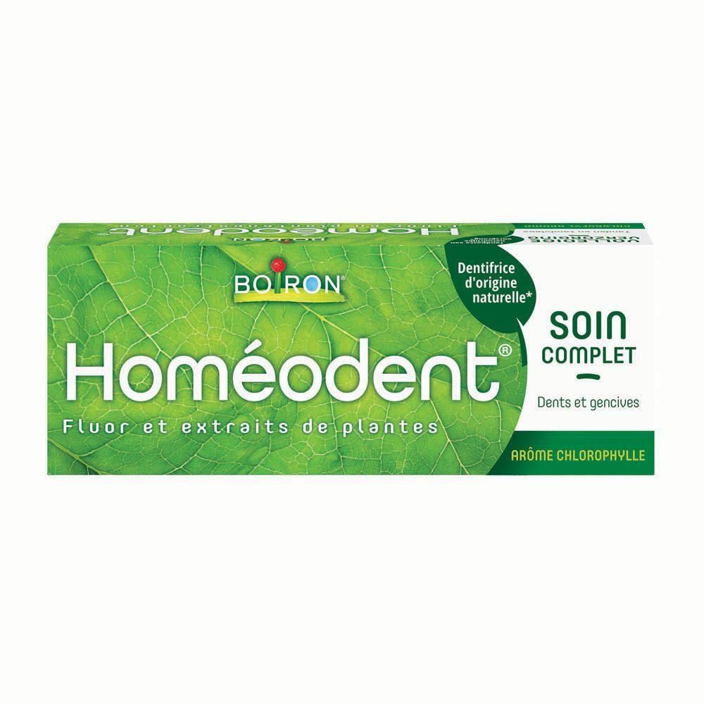 Homeodent tandpastaverpakking met bladerenmotief. Bevat fluoride en plantenextracten. Chlorofylsmaak.