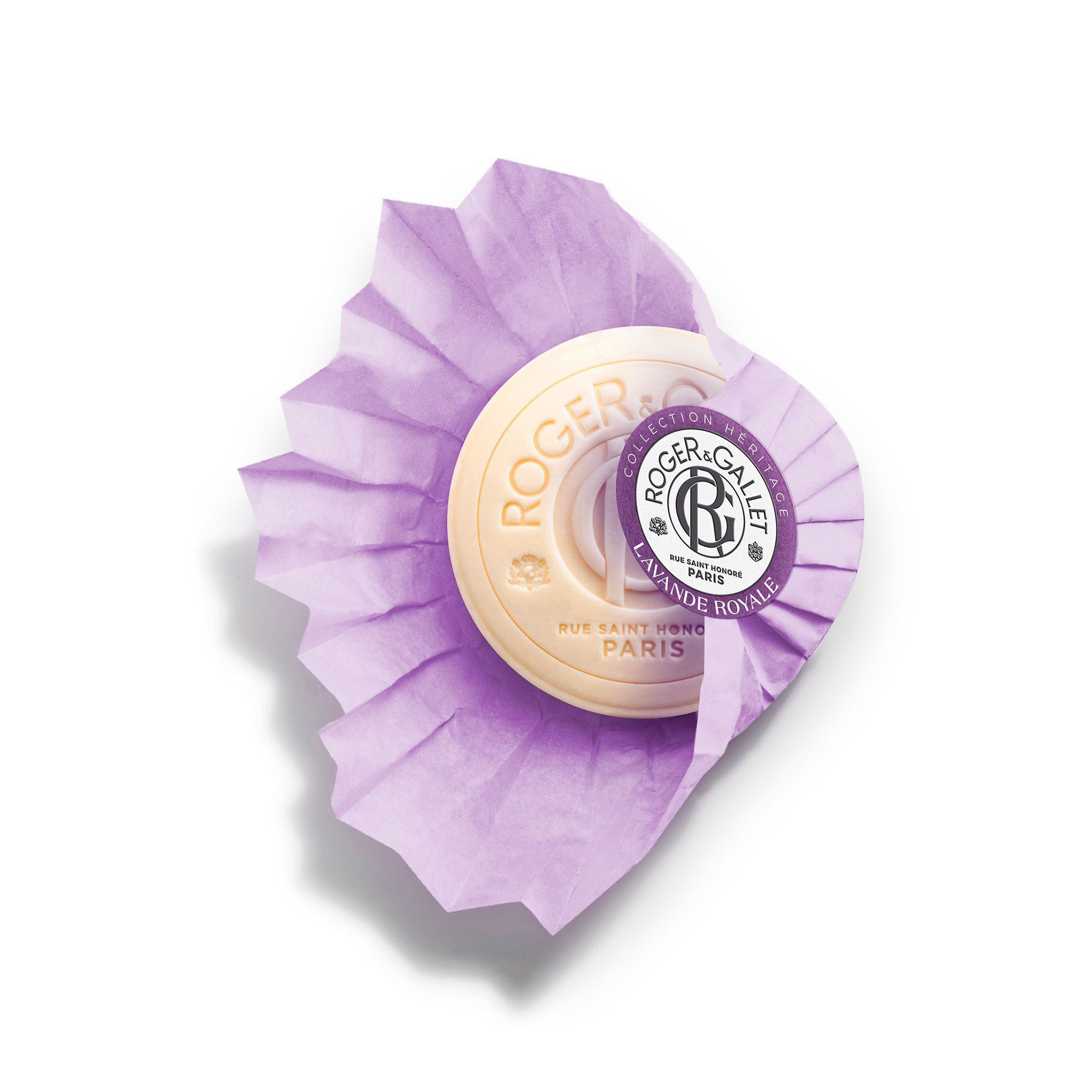 Un savon rond crème, partiellement déballé de son papier plissé lavande avec logo.