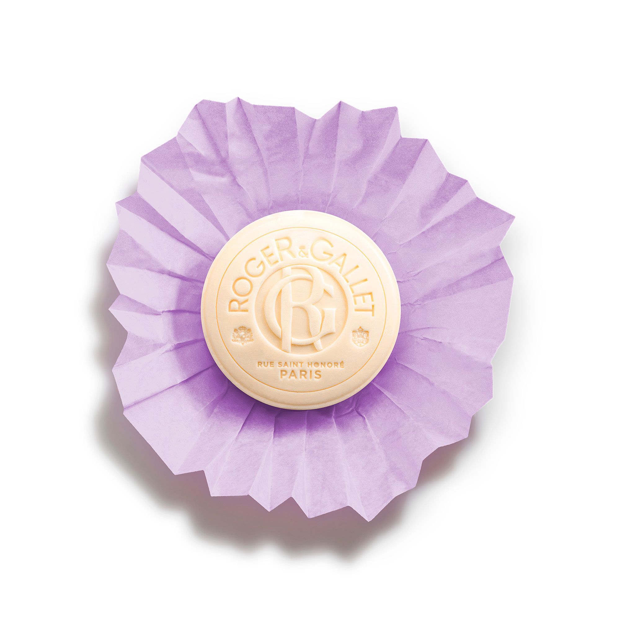 Un savon rond lavande, plissé, enveloppé dans du papier violet.