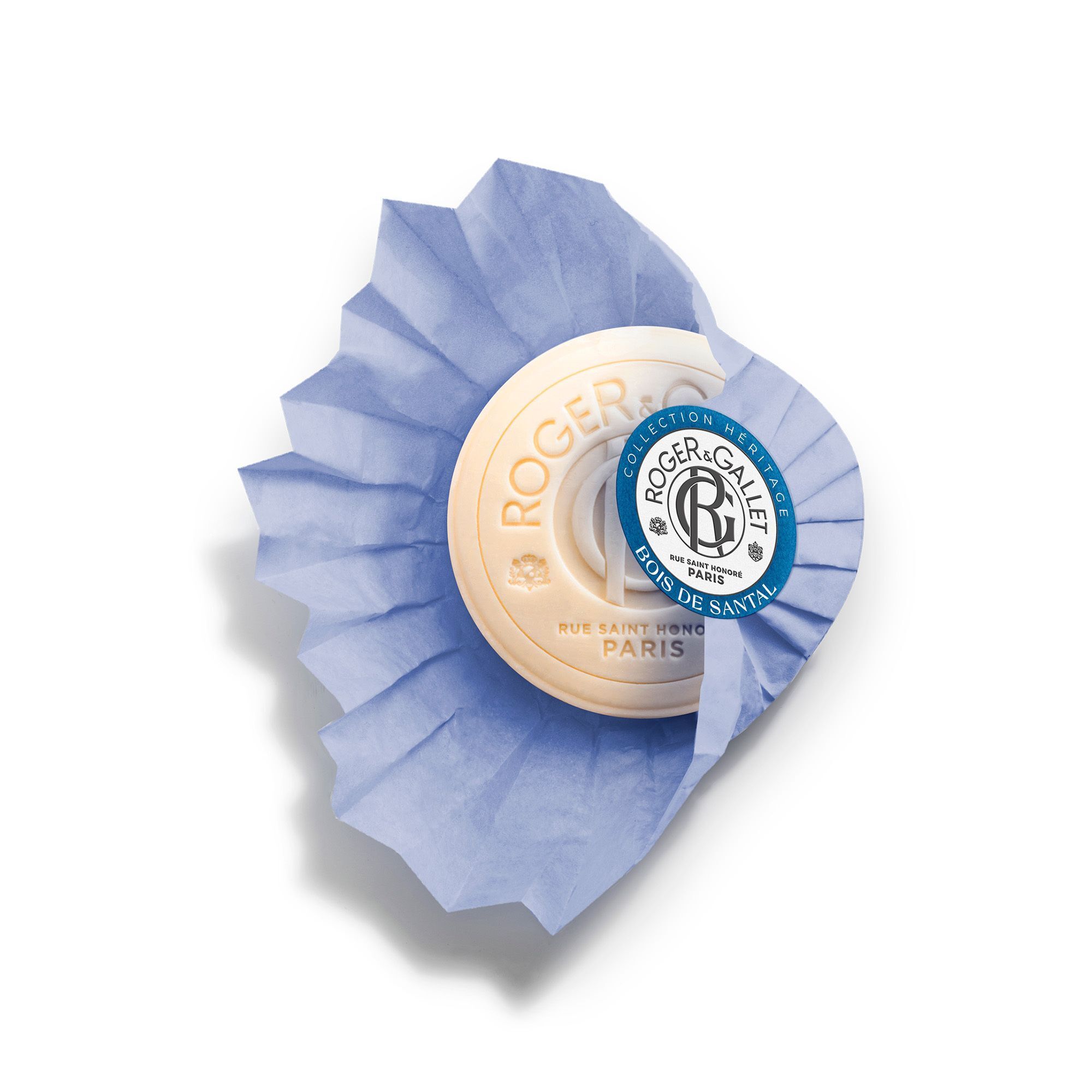 Een ronde zeep in blauwe papieren verpakking, gedeeltelijk geopend.