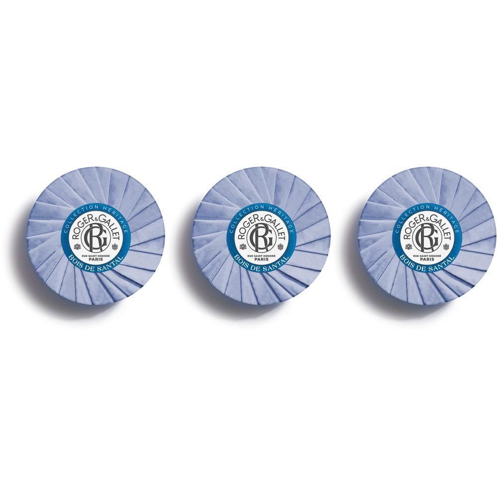 Drie ronde stukken zeep in blauwe papieren verpakking, met logo.