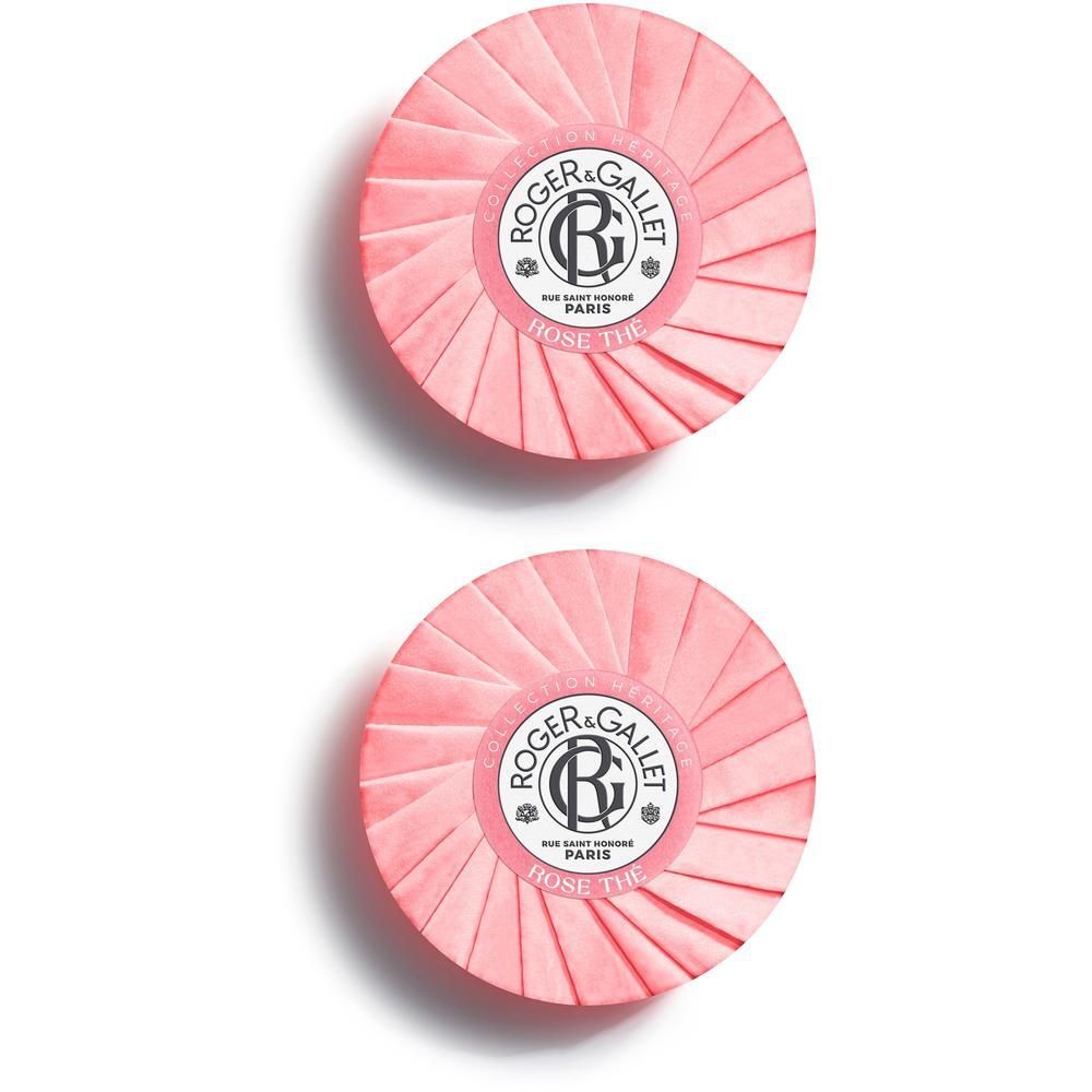 Twee ronde, roze zepen met geribd oppervlak en Roger & Gallet logo.