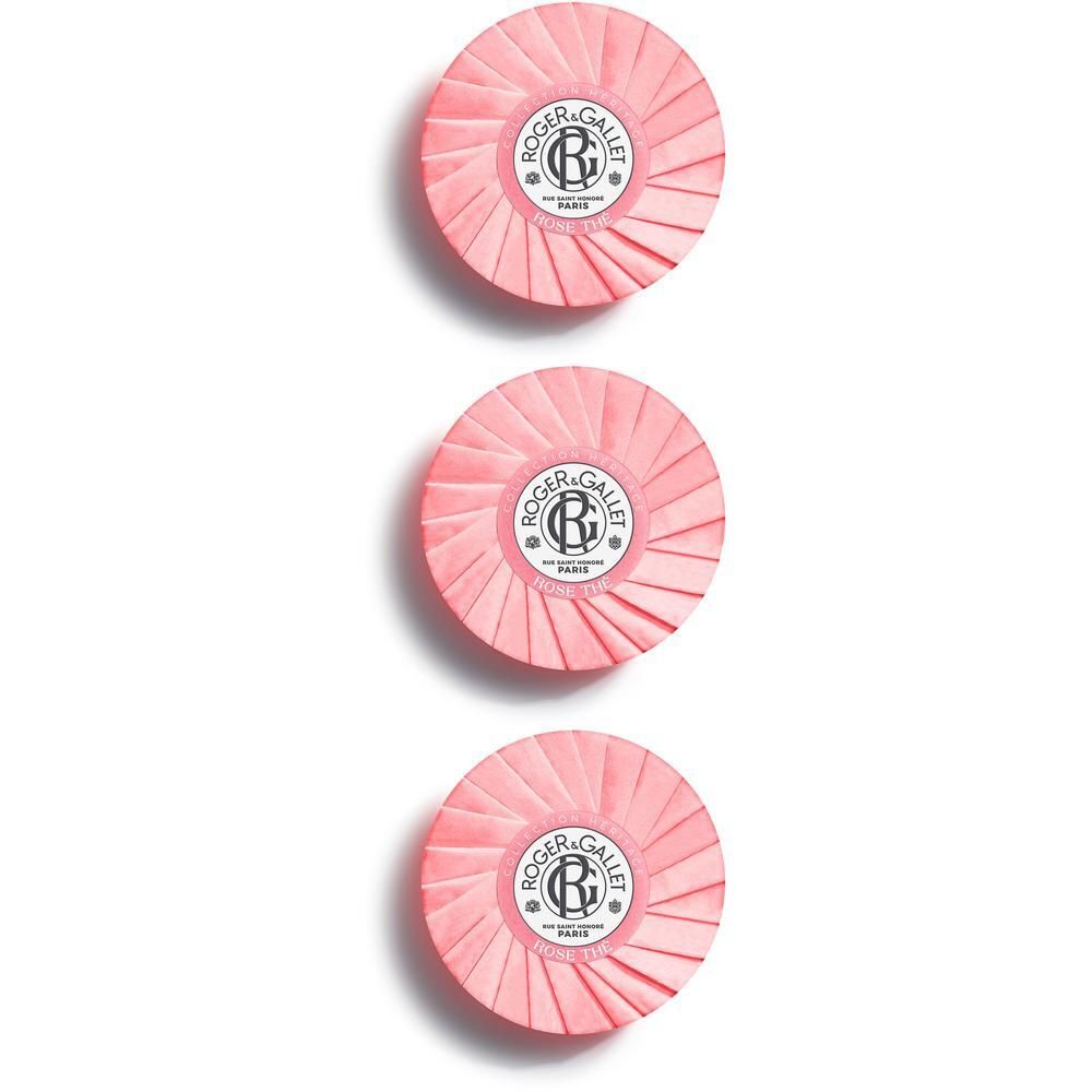 Trois savons ronds roses à surface plissée, avec logo Roger & Gallet.