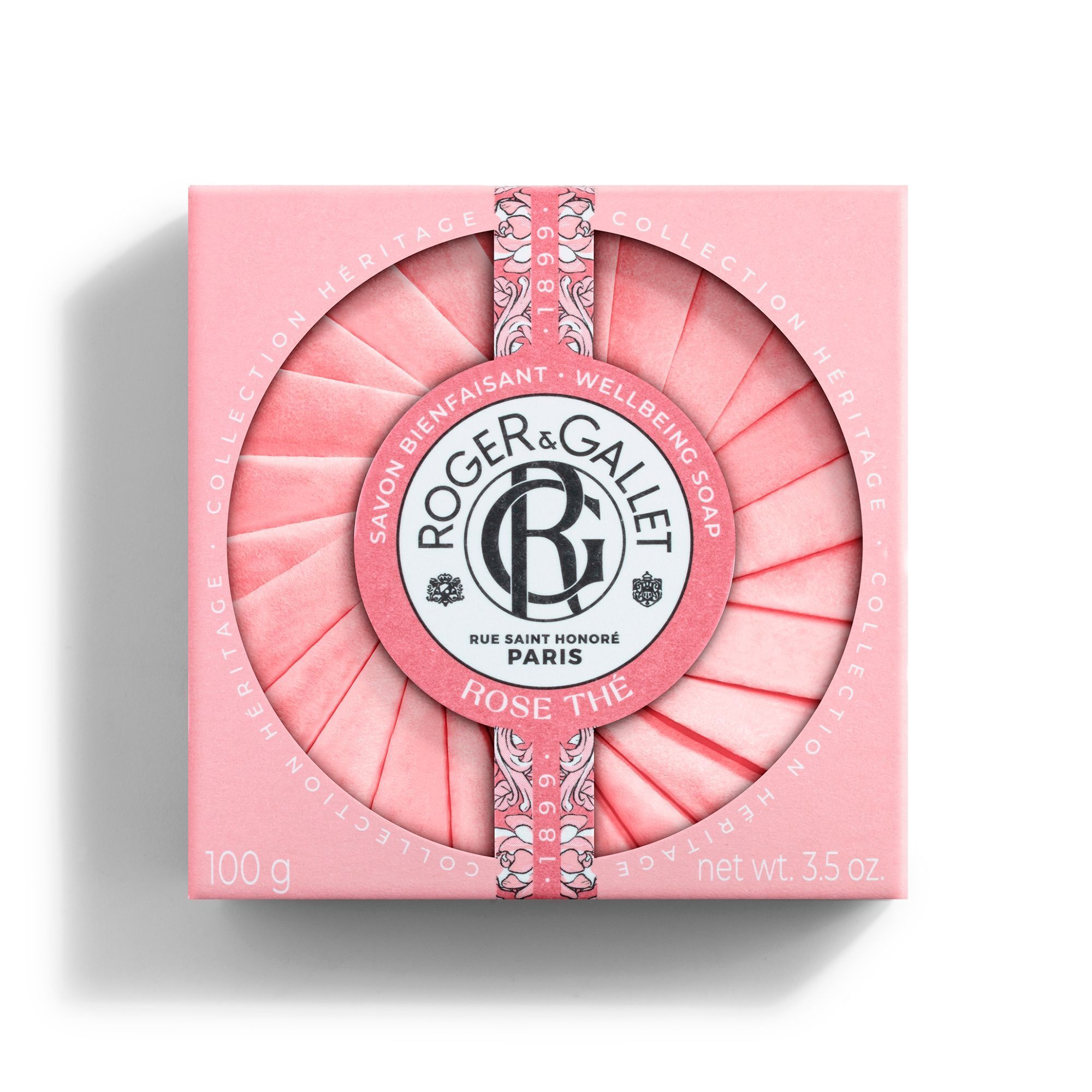 Emballage d'un savon rond rose avec logo Roger & Gallet et inscription 'ROSE THÉ'.